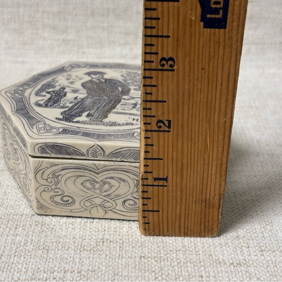 Vintage Comoy's Scrimshaw lidded Hexagon trinket box, Made In Great Britian, - Picture 6 of 6